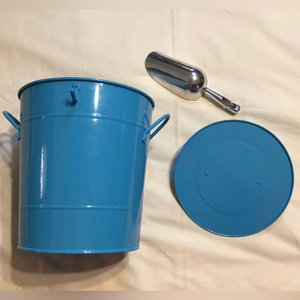 Blue Insulated Ice Bucket With Lid and Scoop